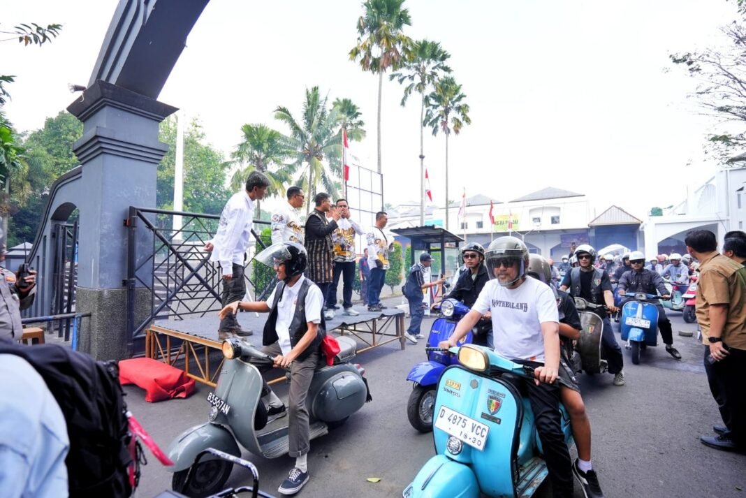 Komunitas Vespa Peringati HUT RI dengan Menggelar Kirab Merah Putih, Wagub Erwan Apresiasi Komunitas Vespa Peringati HUT RI dengan Menggelar Kirab Merah Putih, Wagub Erwan Apresiasi