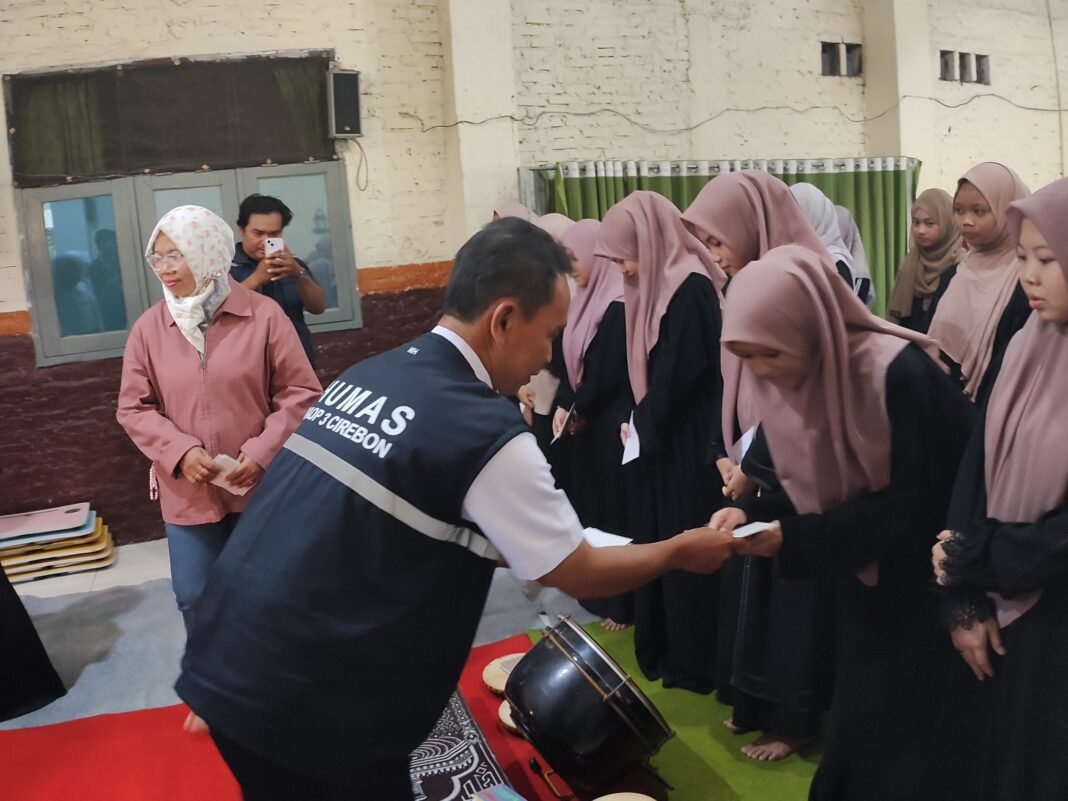 Maulid Nabi 1448 H, KAI Daop 3 Cirebon Berbagi Santunan Sekaligus Gencarkan Edukasi Keselamatan Maulid Nabi 1448 H, KAI Daop 3 Cirebon Berbagi Santunan Sekaligus Gencarkan Edukasi Keselamatan