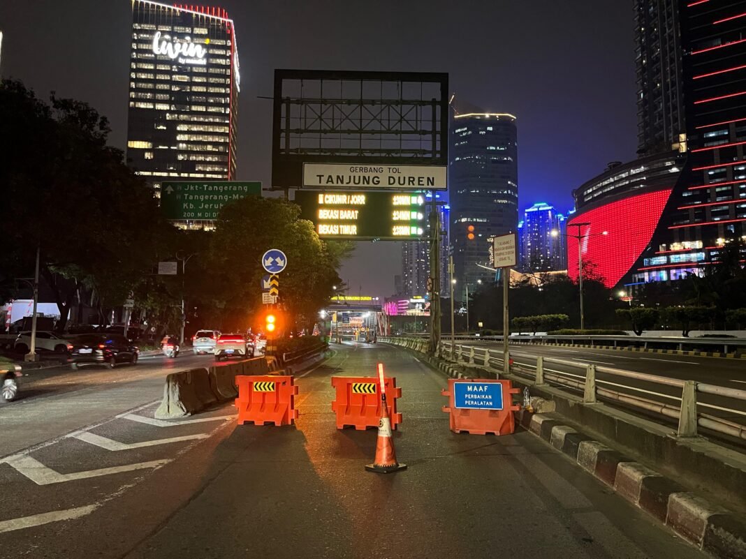 Jasa Marga Tutup Sementara Tol Dalam Kota Arah Senayan, Massa di DPR/MPR Mulai Masuki Jalan Tol Jasa Marga Tutup Sementara Tol Dalam Kota Arah Senayan, Massa di DPR/MPR Mulai Masuki Jalan Tol