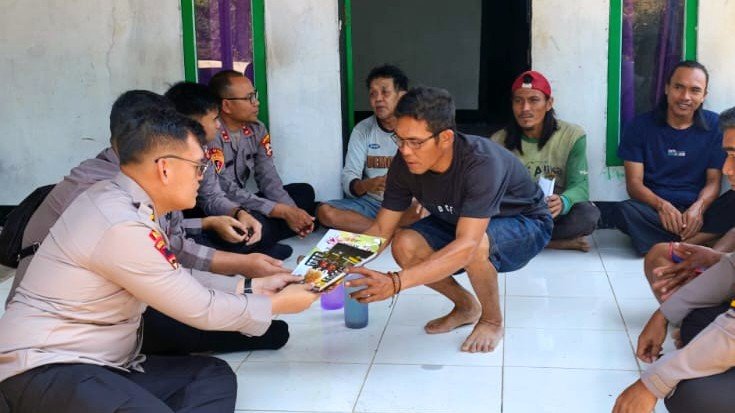 Cegah Karhutla, Tim Gabungan Polisi Datangi Rumah Warga Kayong Utara Cegah Karhutla, Tim Gabungan Polisi Datangi Rumah Warga Kayong Utara
