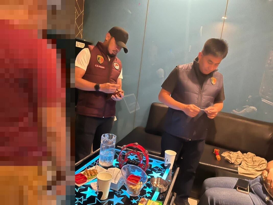 Razia THM di Kompleks CSB Mall Cirebon, Polisi Amankan Enam Botol Miras Razia THM di Kompleks CSB Mall Cirebon, Polisi Amankan Enam Botol Miras