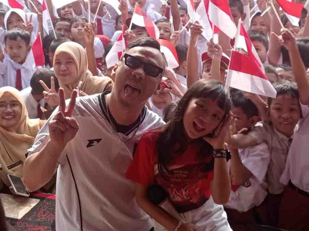 Penyanyi cilik Annisa Dalimunthe bersama drummer rock ternama Ikmal Tobing. (Foto: Istimewa)