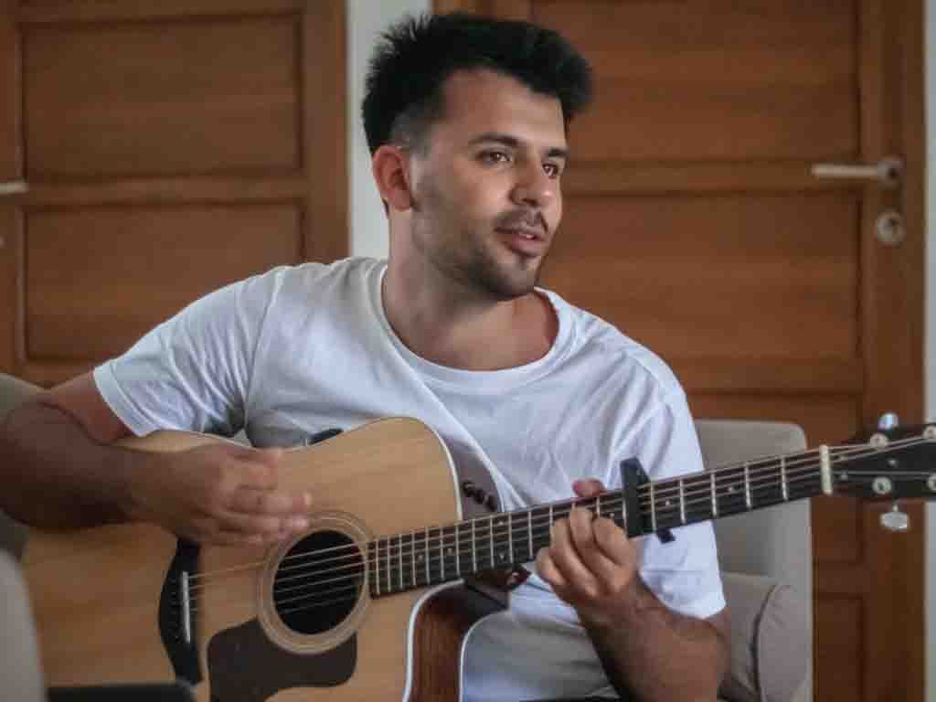 Penyanyi pop-punk asal Inggris, Josh Holmes. (Foto: Istimewa)