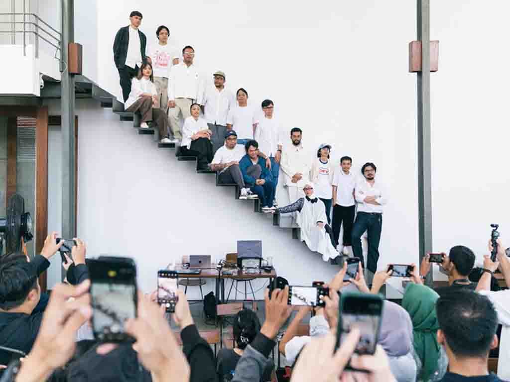 Produser musik Lafa Pratomo berpose bersama 12 musisi termasuk Jason Ranti, Hindia dan Banda Neira. (Foto: Istimewa)