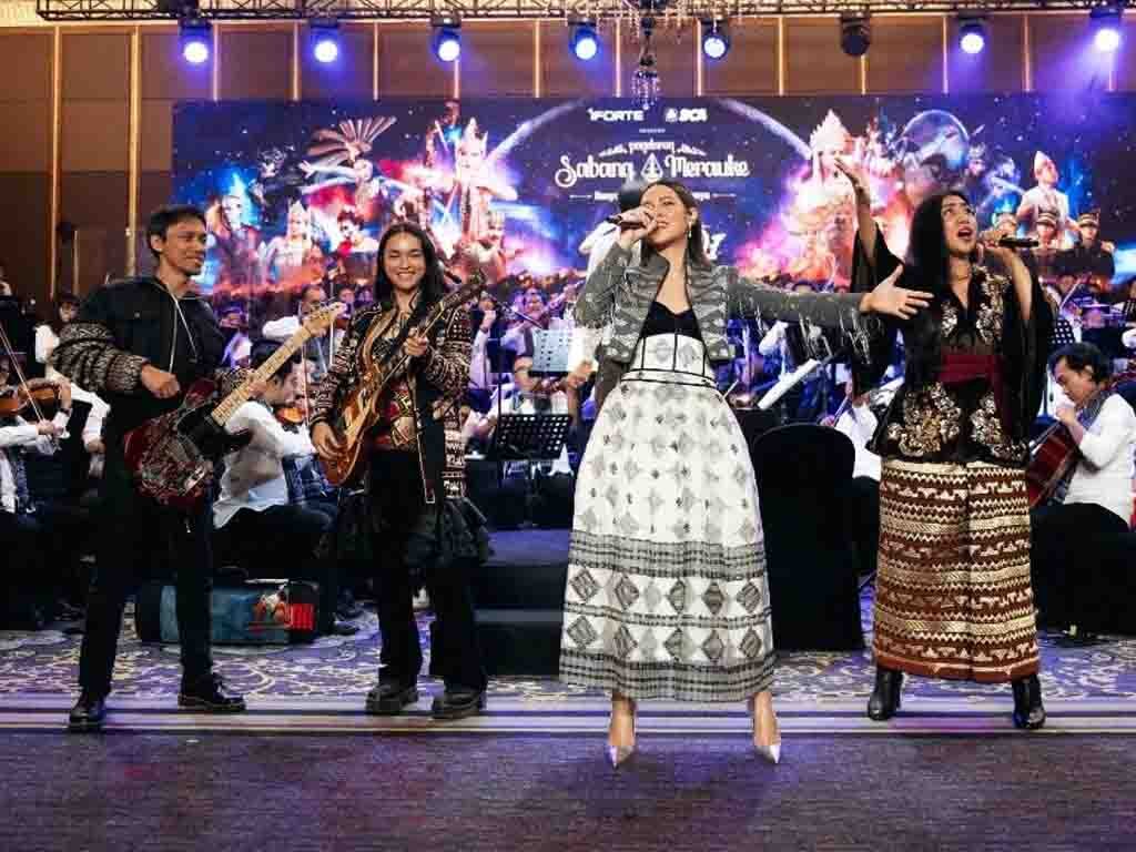 Raisa Nyanyikan Lagu Cahaya Hati saat Latihan Pagelaran Sabang Merauke – Hikayat Srikandi Nusantara Raisa saat latihan terbuka Pagelaran Sabang Merauke – Hanya Indonesia yang Punya: Hikayat Srikandi Nusantara. (Foto: Istimewa)