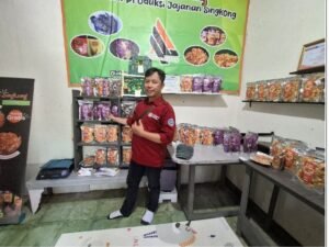 Pengelola BUMDes Sumur Tujuh mengikuti kegiatan pelatihan manajemen dan pemasaran produk. 