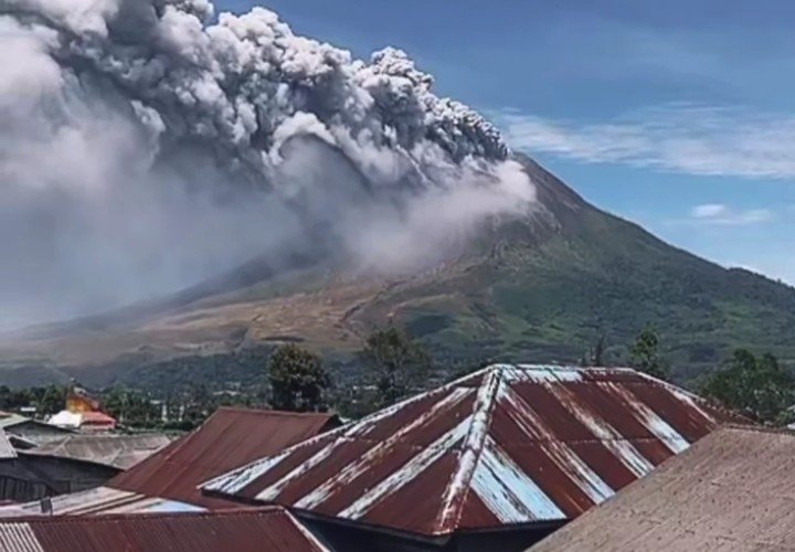 Gunung Sinabung Erupsi, Status Naik Jadi Level III Siaga, Abu Mengarah ke Berastagi Gunung Sinabung Erupsi, Status Naik Jadi Level III Siaga, Abu Mengarah ke Berastagi