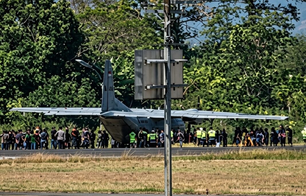 Pesawat Milik TNI AL Tergelincir di Runway 21 Bandara Sultan Hasanuddin Pesawat tergelincir di bandara Sultan hasanuddin Makassar. (Foto: Dok. Warga)