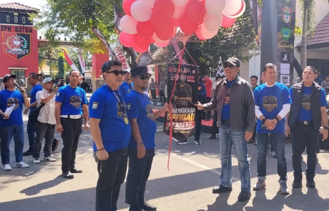 Gubernur Andi Sudirman Bagi-Bagi Motor saat Lepas Peserta Offroad Gubernur Sulsel Andi Sudirman Sulaiman melepas kegiatan jelajah offroad yang diikuti para pecinta otomotif dan jajaran Forkopimda Sulsel, Jumat 28 Agustus 2026. (Foto: OPSI)