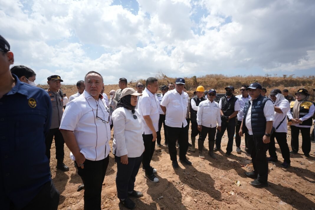 Menteri LH Mohammad Jumhur Hidayat bersama pejabat terkait dan Wali Kota Makassar meninjau TPA Antang Makassar, Rabu 6 Agustus 2026. (Foto: OPSI/RA)