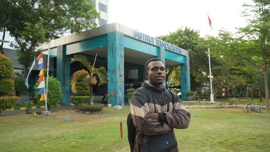 Cerita Hendrikus Hari, Bertekad Bawa Terang Papua dengan Berkuliah di ITPLN Jakarta Cerita Hendrikus Hari, Bertekad Bawa Terang Papua dengan Berkuliah di ITPLN Jakarta