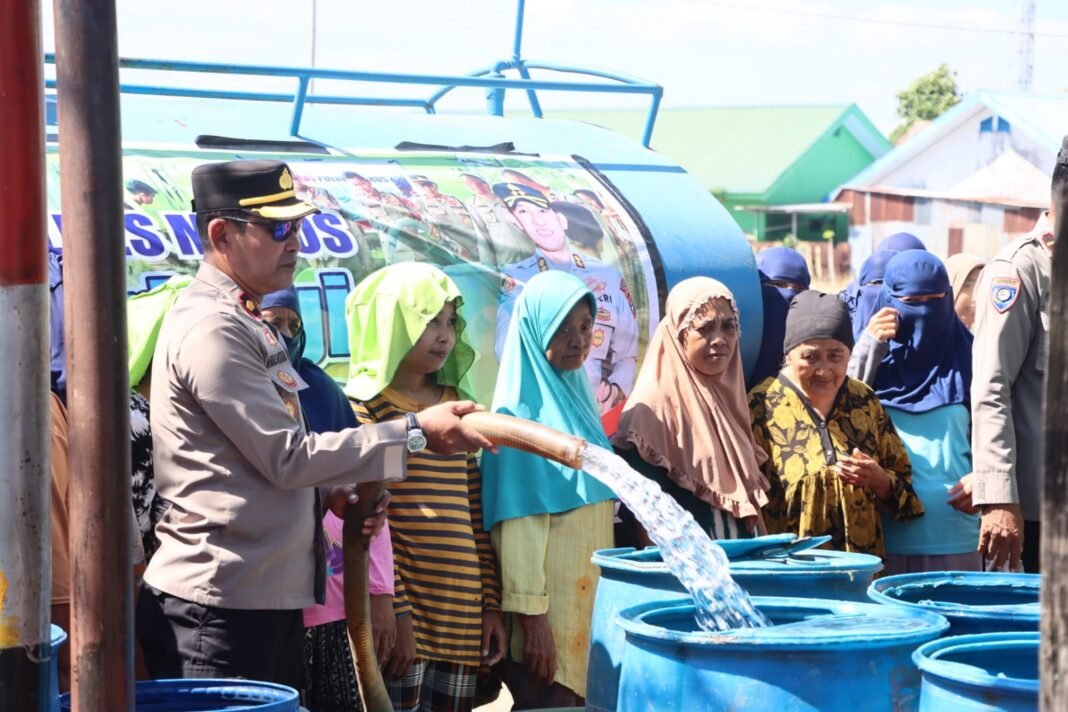 Polres Maros Salurkan Bantuan Air Bersih, Warga Bontoa Sambut Antusias Polres Maros salurkan air bersih untuk warga. (Foto: Polres Maros)