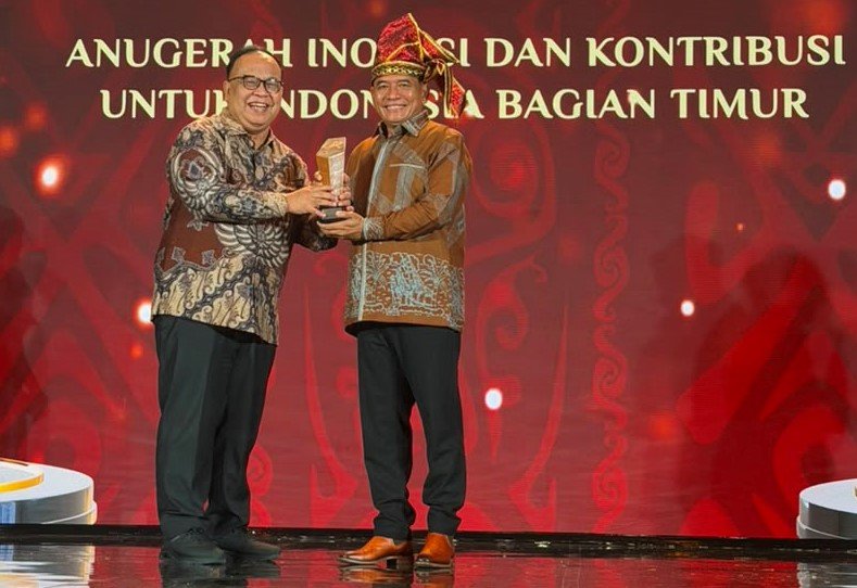 Pangdam XIV/Hasanuddin Mayjen TNI Bangun Nawoko menerima penghargaan detiktimur Awards 2026. (Foto: Kodam XIV Hasanuddin)