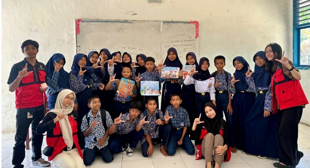 Mahasiswa KKN Unhas Gelar Program Jelajahi Buku di SMPN 2 Mangarabombang, Dorong Siswa Lebih Kreatif Mahasiswa KKN Universitas Hasanuddin. (Foto: Dok. Mahasiswa)
