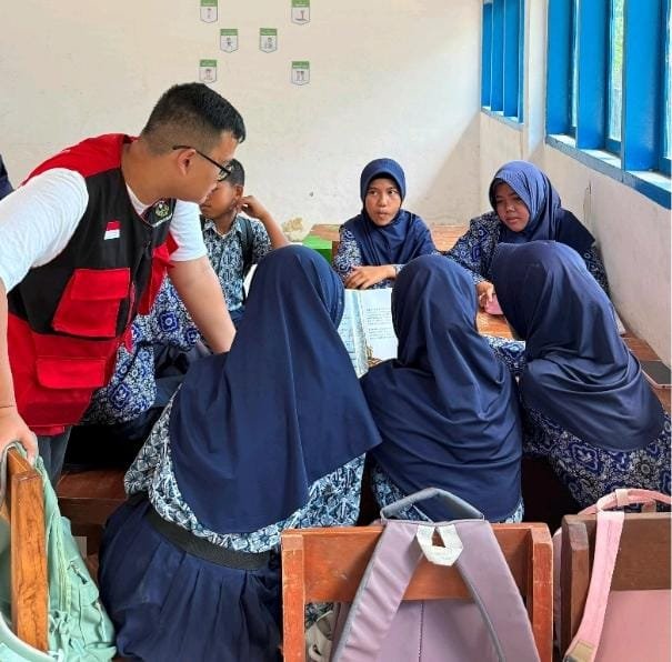 Dorong Minat Literasi, KKN Unhas 116 Ajak Siswa SMPN 2 Mangarabombang Menulis Cerpen Mahasiswa Unhas yang sedang KKN di Kabupaten Takalar. (Foto: Dok. Mahasiswa)