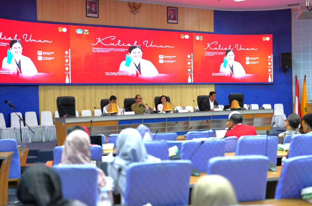 Prof. Sastia Prama Putri, Ph.D., ahli bioteknologi dari The University of Osaka, Jepang, kuliah umum di Universitas Hasanuddin (Unhas), Senin (10/8/2026). (Foto: Humas)