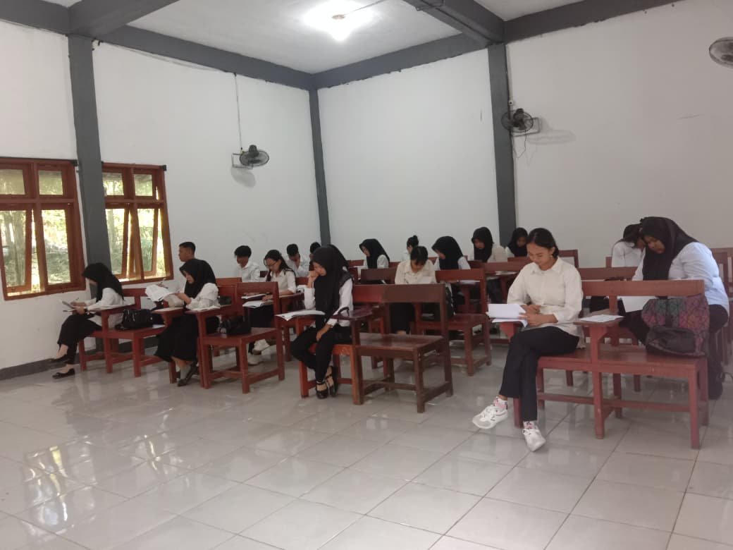 Calon mahasiswa baru Universitas Tomakaka Mamuju, saat menjalani tes penerimaan