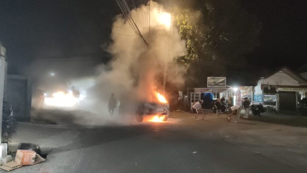 Fortuner Terbakar saat Macet, Pengemudi dan Anak Berhasil Selamat Fortuner terkabar di tengah kemacetan di Banda Aceh. (Foto: Dok. warga)