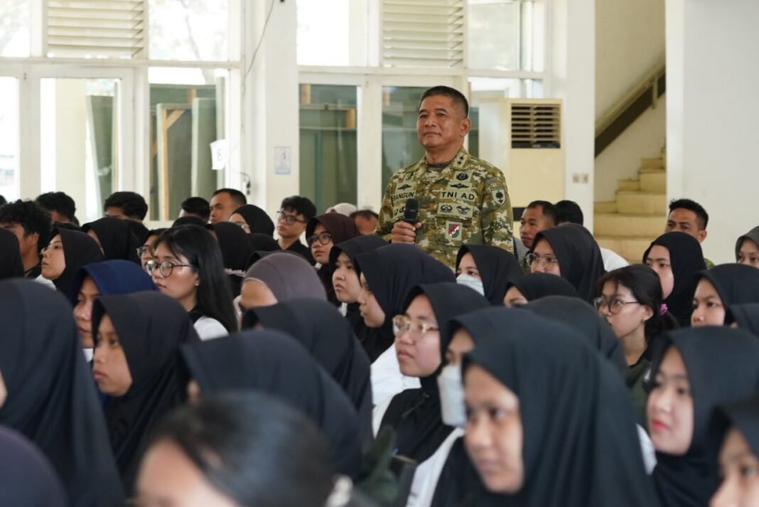 Pangdam Hasanuddin Bekali Mahasiswa Penerima Bantuan Pendidikan tentang Bela Negara Pangdam Hasanuddin bekali Mahasiswa Penerima Bantuan Pendidikan Bela Negara dan Capacity Building. (Foto: Kodam hasanuddin)