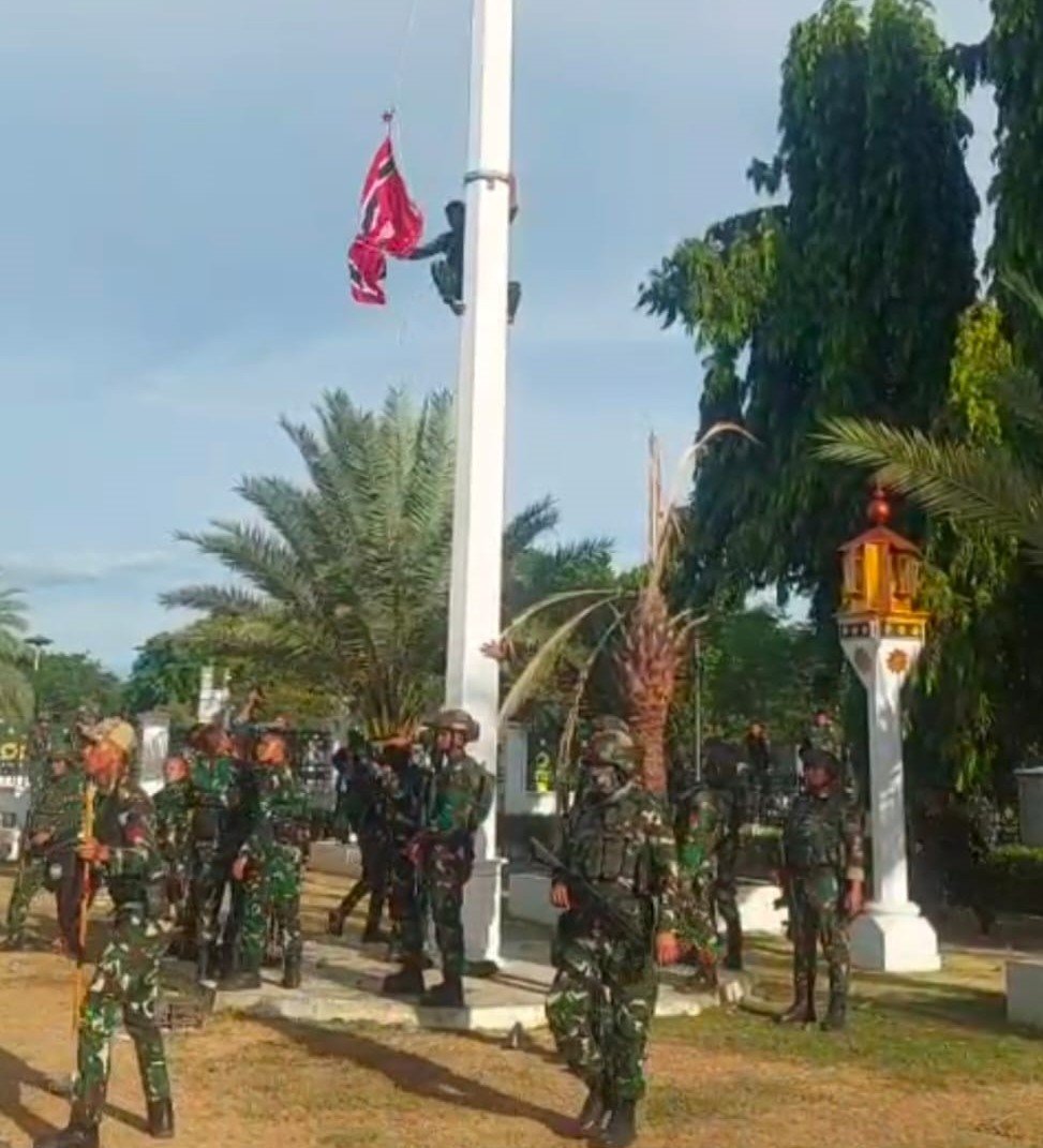 Zikir Akbar di Masjid Raya Baiturrahman Berakhir Ricuh, TNI Turunkan Bendera Bulan Bintang TNI AD turunkan bendera Bulan Bintang yang dikibarkan oleh massa aksi di Banda Aceh, Sabtu 15 Agustus 2026. (Foto: Dok. Warga)