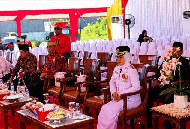 Bupati Gowa duduk sendiri saat upacara perayaan HUT RI ke-81. (Foto: Netizen)