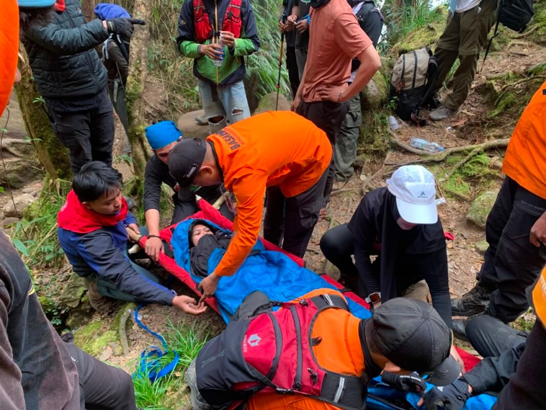 HUT RI di Gunung Bawakaraeng, 31 Pendaki Tumbang dan Satu Masih Dievakuasi Basarnas evakuasi pendaki yang cedera serius di Gunung Bawakaraeng, Kabupaten Gowa, Sulsel. (Foto: Basarnas Makassar)
