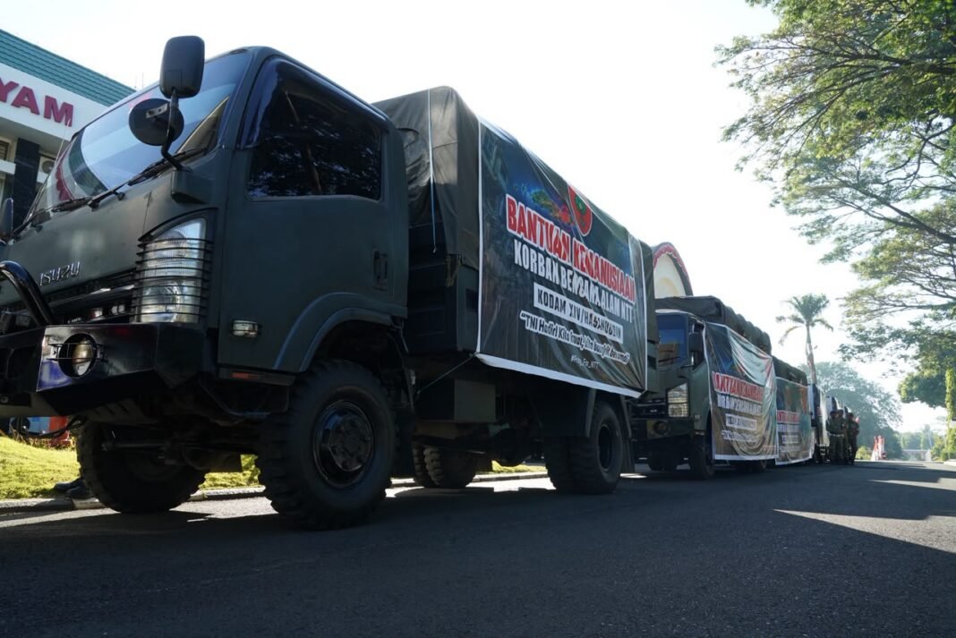 Kodam XIV Hasanuddin salurkan bantuan untuk korban bencana di Flores, NTT. (Foto: Kodam XIV Hasanuddin)