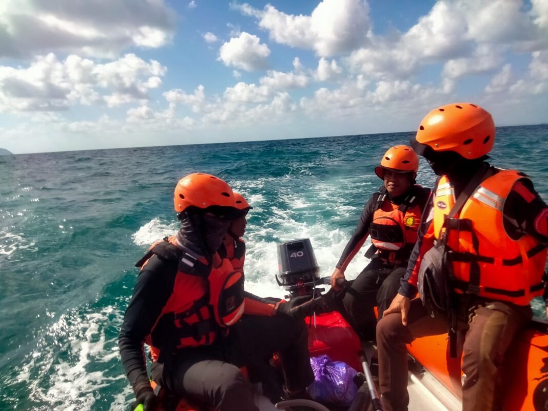 Pencarian nelayan yang jatuh di perairan Selayar. (Foto: Basarnas Makassar)