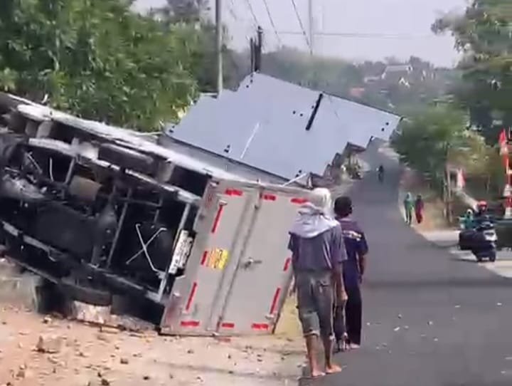 Hendak Ambil Ompreng, Mobil Boks MBG Terguling di Magetan Mobil pendistribusi menu MBG mengalami kecelakaan hingga terguling di wilayah Kabupaten Magetan, Jawa Timur, Rabu (19/8/2026). (Foto: Potongan video)
