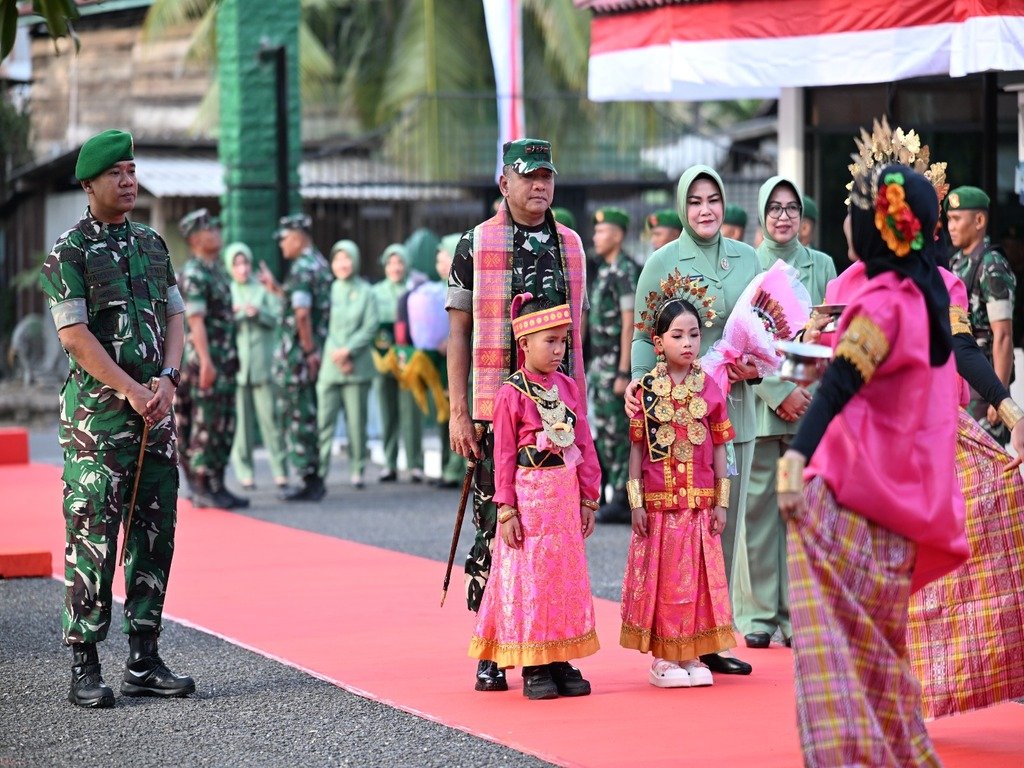 Pesan Pangdam Hasanuddin kepada Prajurit di Wajo: Kerja Keras dan Perjuangan Jadi Kunci Keberhasilan Pangdam Hasanuddin didampingi istri saat mengunjungi Kabupaten Wajo. (Foto: Kodam hasanuddin)