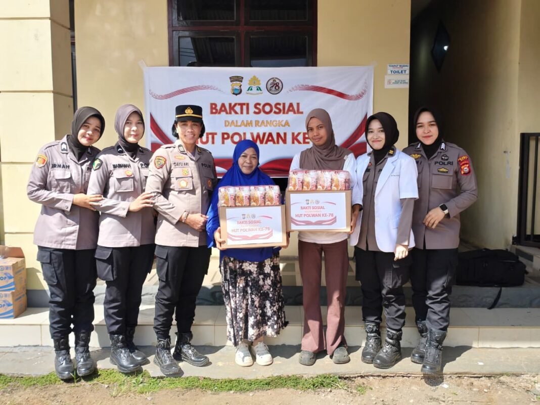 Polwan Polresta Gowa berbagi ke masyarakat yang membutuhkan, Minggu 23 Agustus 2026. (Foto: Humas Polresta Gowa)