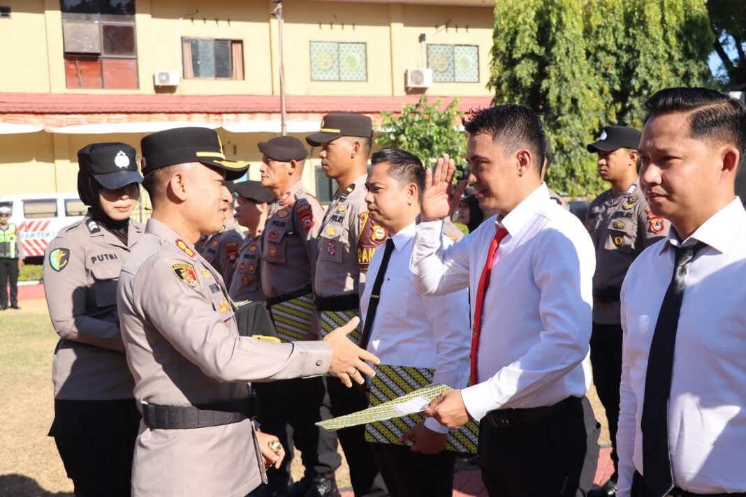 Dedikasi dan Ketegasan Iptu Wawan Pimpin Upacara Berbuah Penghargaan Kanit Tipikor Polres Maros, Iptu Wawan Hartawan, menerima penghargaan dari Kapolres Maros.