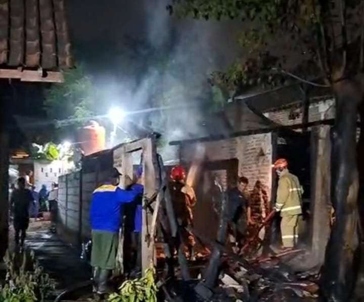Kandang Kambing Terbakar saat Pemilik Tidur, Gas Metana Bikin Api Membesar Kandang kambing milik warga di Desa Sirapan, Kecamatan/Kabupaten Madiun, Jawa Timur, terbakar pada Kamis dini hari (27/8/2026)