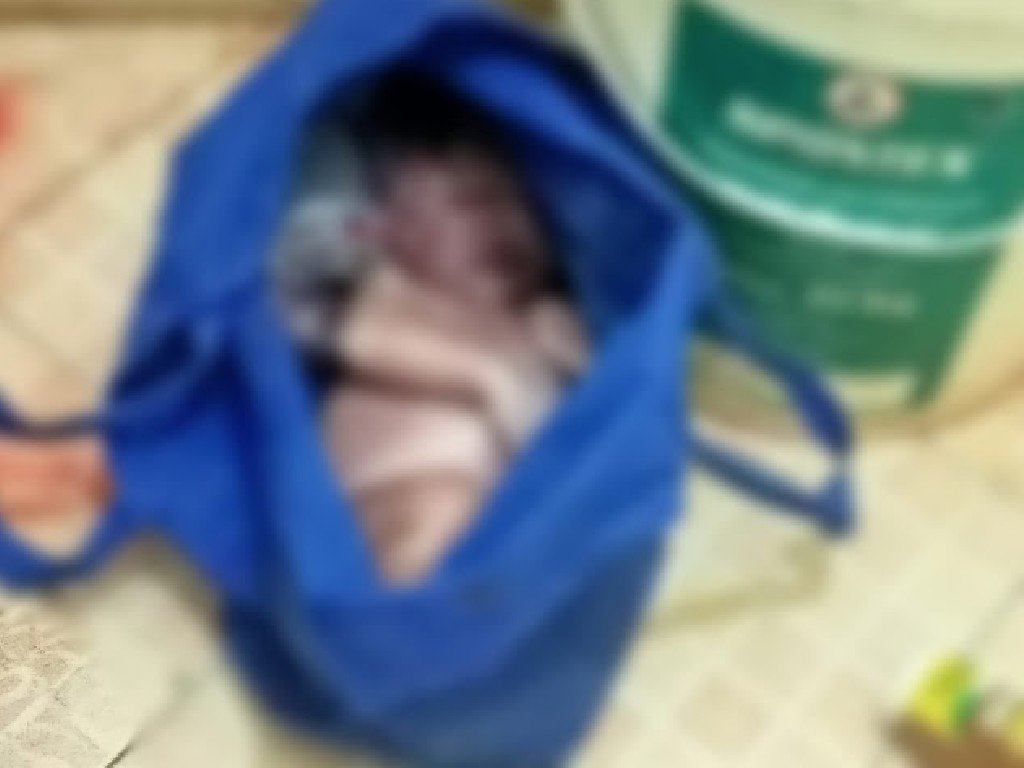 Jasad bayi ditemukan dalam toilet musala di Maros. (Foto: Polres maros)