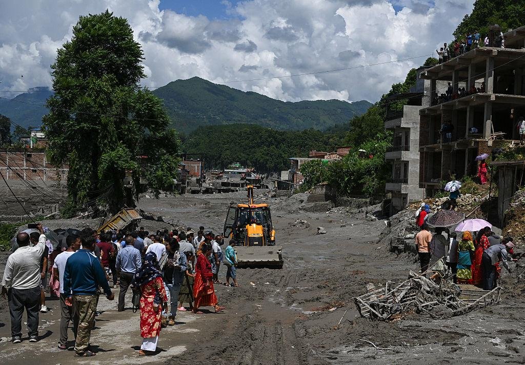Tim penyelamat terus mencari korban akibat banjir bandang Nepal. (Foto: AFP)
