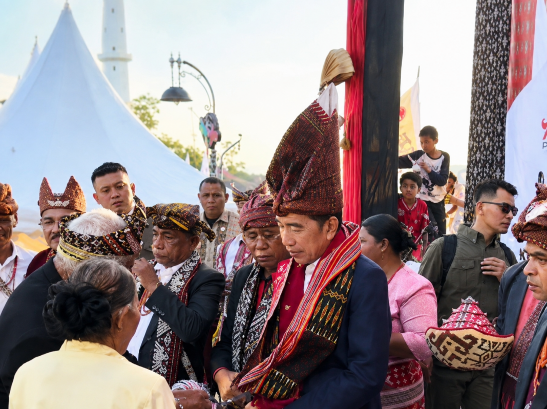 Jokowi Dinobatkan sebagai Raja Timor dalam Prosesi Adat di NTT Jokowi dinobatkan jadi Raja Timor.