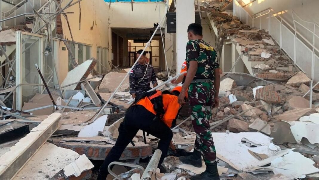 Duka di Flores, Gempa M7,7 Tewaskan 40 Orang dan Lukai 50 Warga Tim SAR terus mencari korban akibat gempa yang mengguncang nataran Flores, Sabtu, 15 Agustus 2026. (Foto: BPBD NTT)