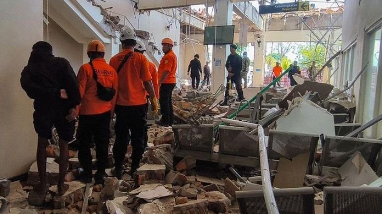 Tim SAr berjibaku dengan waktu cari korban gempa NTT. (Foto: Basarnas)
