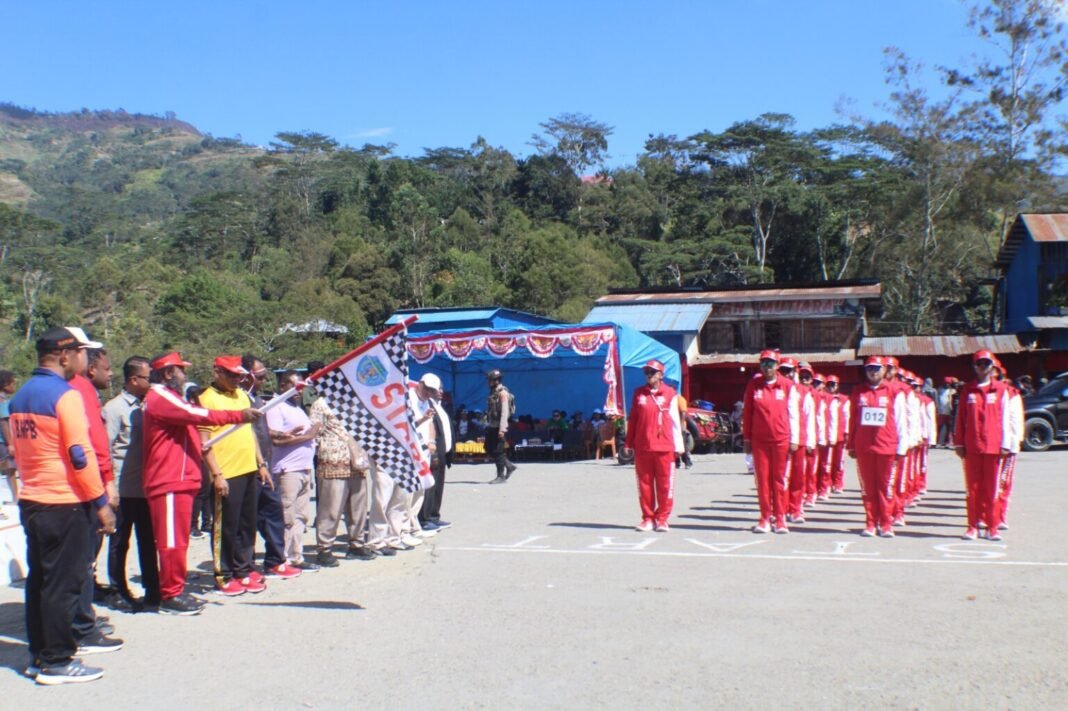 Semarak Lomba Gerak Jalan Meriahkan HUT Proklamasi Kemerdekaan RI ke-81 di Kabupaten Tolikara Semarak Lomba Gerak Jalan Meriahkan HUT Proklamasi Kemerdekaan RI ke-81 di Kabupaten Tolikara