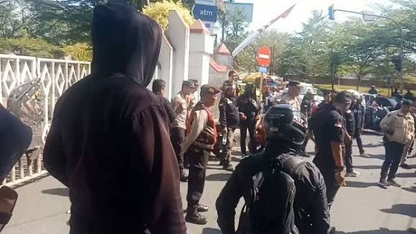 Polemik Pembebastugasan Pejabat, Seribuan Massa Kepung Kantor Bupati Gowa Massar geruduk kantor Bupati Gowa, Senin 24 Agustus 2026. (Foto: OPSI/RA)