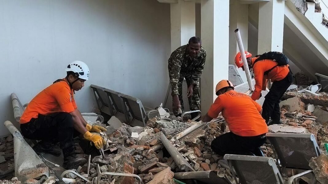 TNI AD Bergerak Penuhi Kebutuhan yang Masih Kurang di Lokasi Gempa NTT TIM SAR terus mencari korban akibat gempa dsayat yang mengguncang NTT beberapa waktu lalu. (Foto; TIM SAR)