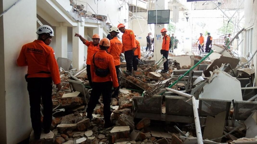 Korban Tewas akibat Gempa Flores Terus Bertambah Tim SAR terus mencari korban gempa Flores. (Foto: Tim SAR)