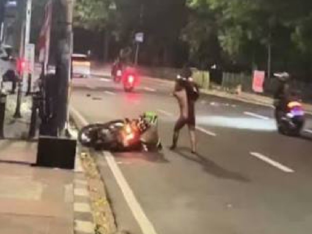 Aksi Pria Tanpa Busana Pukul Pemotor di Lenteng Agung Terekam dan Viral Aksi pria tanpa busana di jakarta Selatan pukul pemotor viral di Medsos. (Foto: Dok. potongan video)