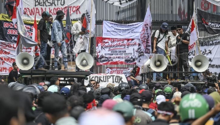 aksi masyarakat pati di DPR
