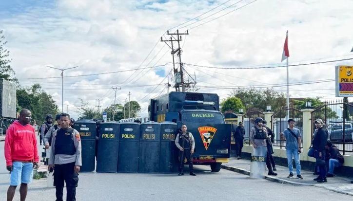 59 Orang Tewas, Ribuan Mengungsi, Begini Langkah BNPB Pulihkan Jayawijaya Aparat Polres Jayawijaya dan Brimob Kompi IV Batalyon B Wamena berjaga-jaga dalam menangani perang antarsuku di Wamena, Kabupaten Jayawijaya.