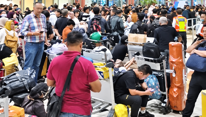 Abu Vulkanik Anak Krakatau Ganggu Penerbangan, 6 Bandara Ditutup Sementara penumpang di bandara