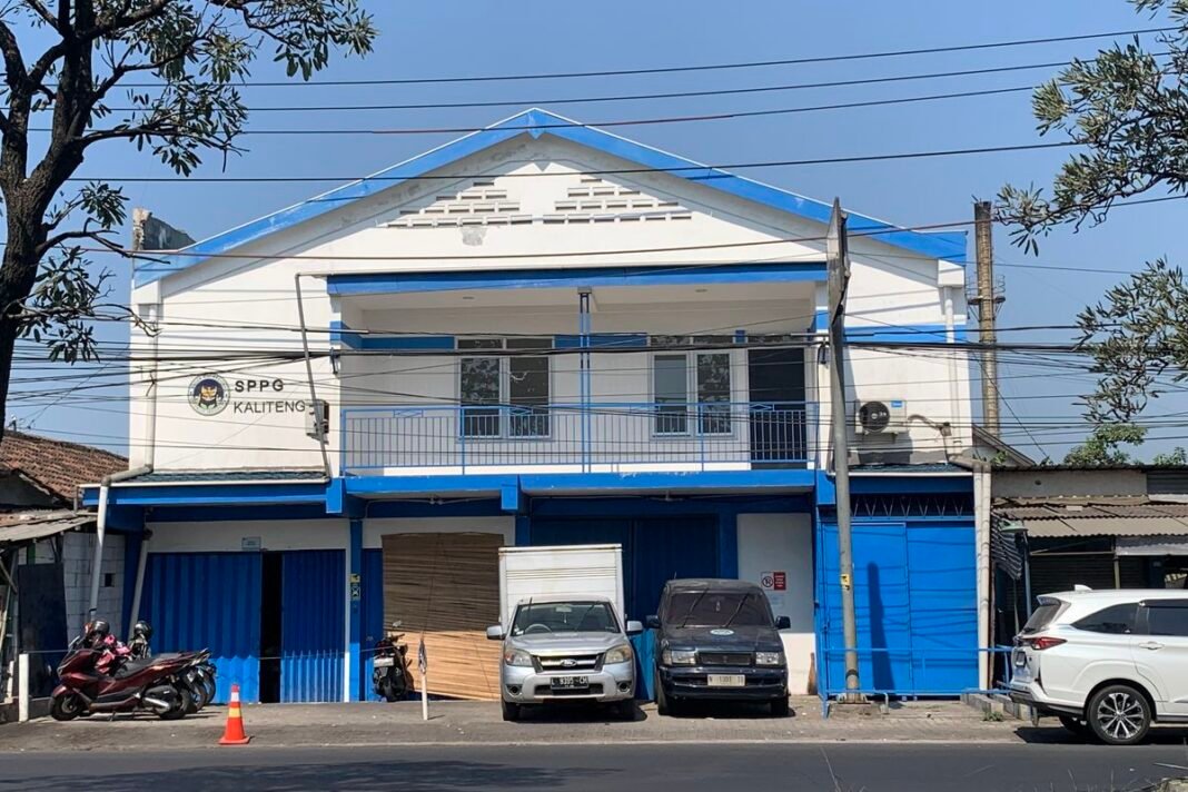 SPPG Kalitengah, yang menjadi dapur penyedia program MBG, dikenai suspensi berat selama 30 hari. (Foto: Dok. Polisi)