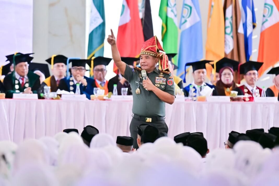 Pangdam XIV Hasanuddin Mayjen TNI Bangun Nawoko saat orasi ilmiah di kampus UIN Alauddin Makassar. (Dok. ist)