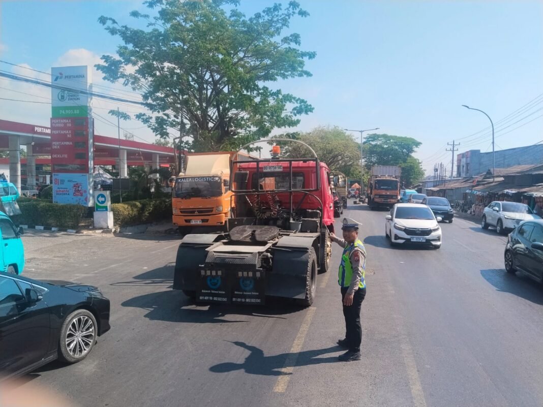 BBM di Maros langka, polisi turun tangan atasi kemacetan parah.