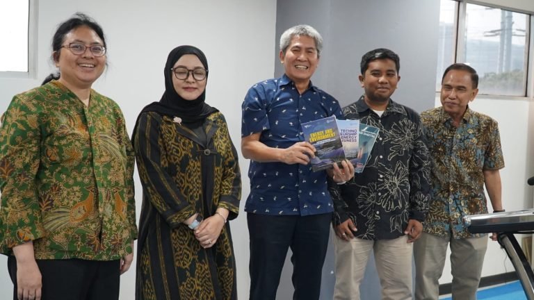 ITPLN Luncurkan 3 Buku Ajar Berbahasa Inggris ITPLN Luncurkan 3 Buku Ajar Berbahasa Inggris